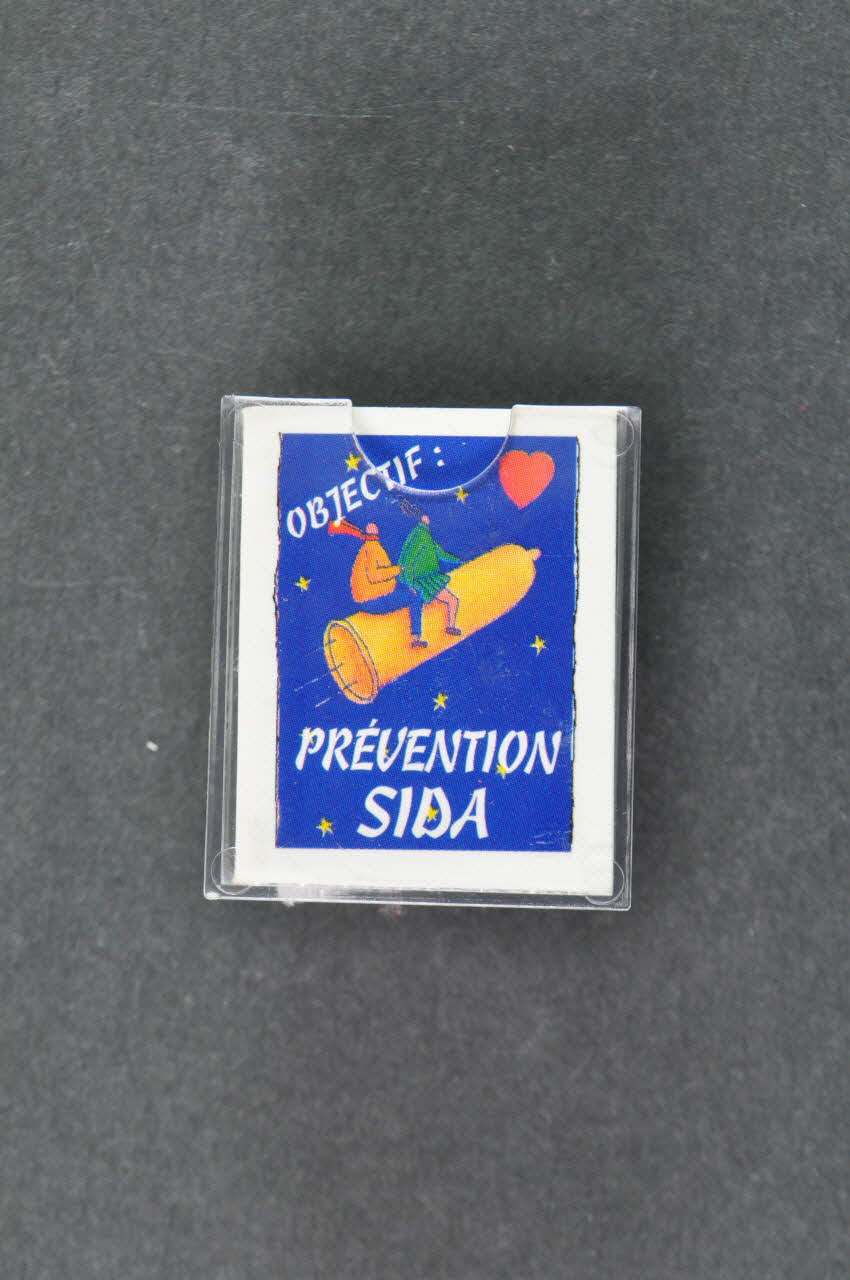 Festival De La Bd, Europe Against Aids, Mouvement pin's "Objectif Prévention Sida" Europe 1995 2003.125.592.1-3 Photo Mucem