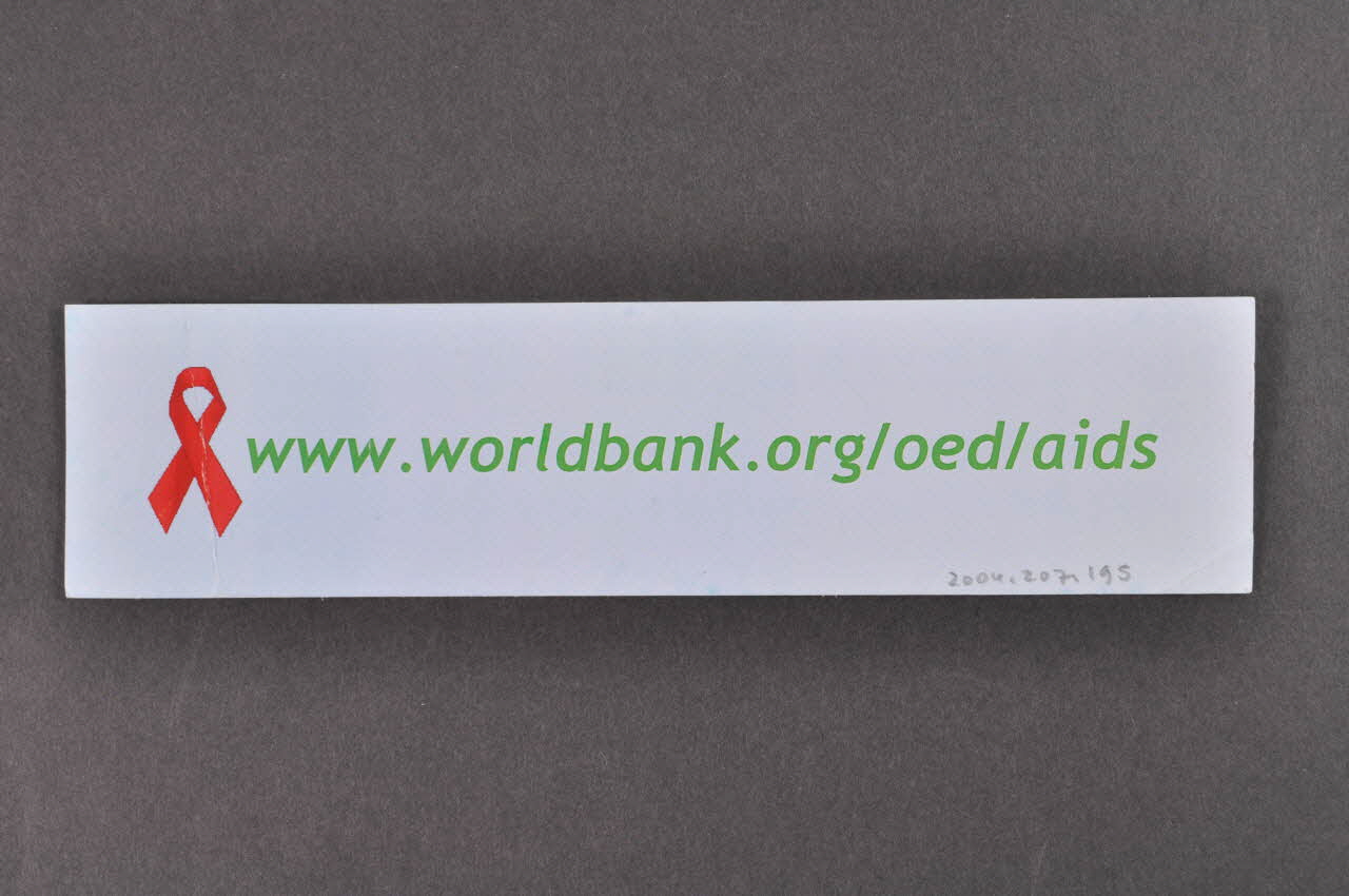 Banque Mondiale marque-page Improving the effectiveness of the Bank's HIV/AIDS Assistance (Améliorer l'efficacité de l'assistance au VIH/Sida de la banque mondiale) International 2004 2004.207.195 Photo Mucem