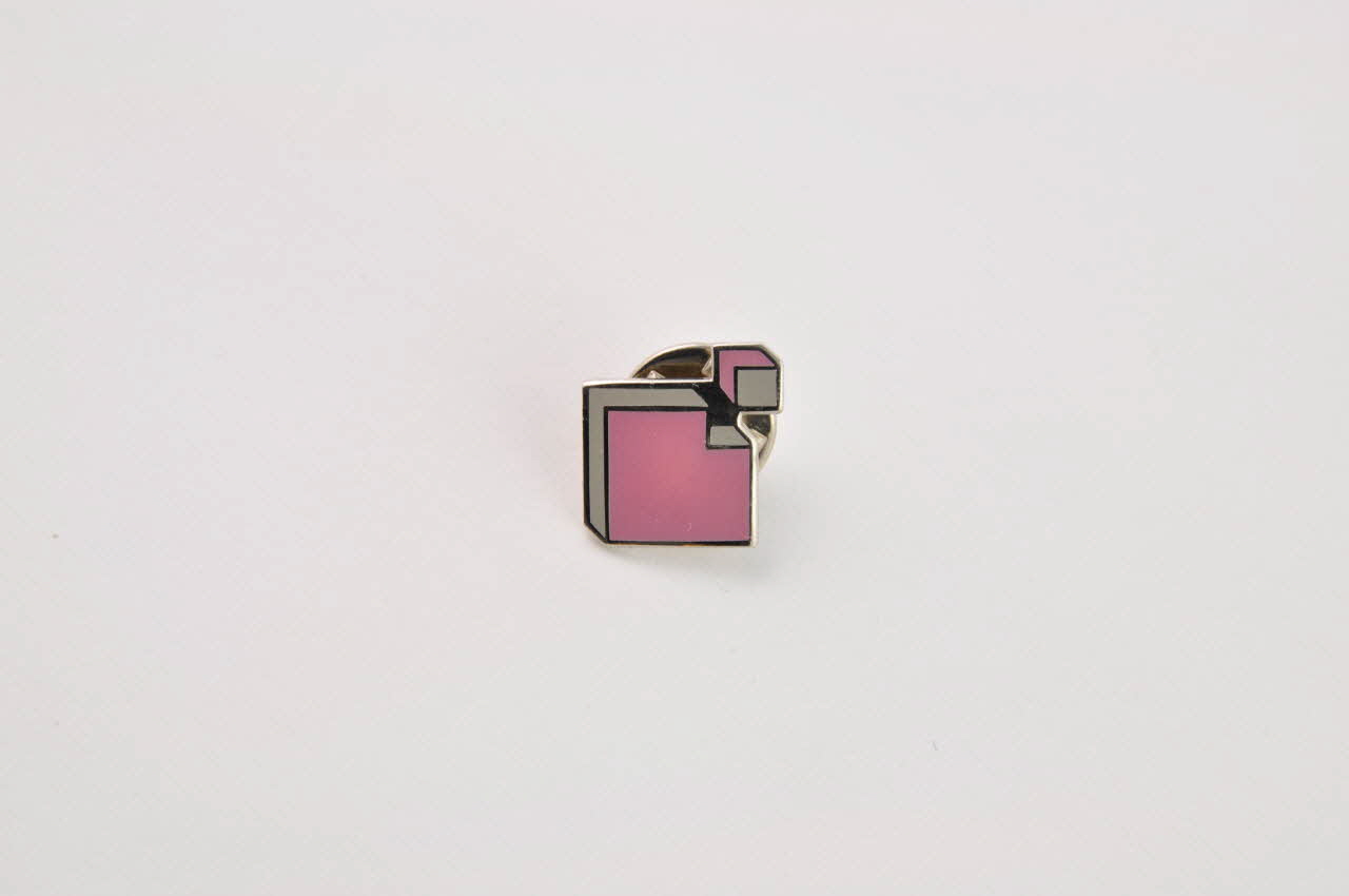 pin's Pin's  (losanges roses) 2003.125.595.1-2 Photo Mucem