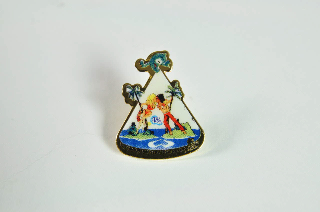 pin's "Amour préservé. sida repoussé." 2003.125.597.1-2 Photo Mucem