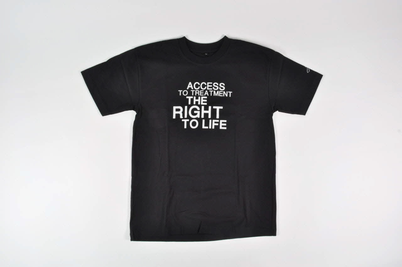 Aids Access Foundation tee-shirt "Access to treatment . The right to life" (Accès aux traitements. Le droit à la vie) International 2004 2004.207.199 Photo Mucem