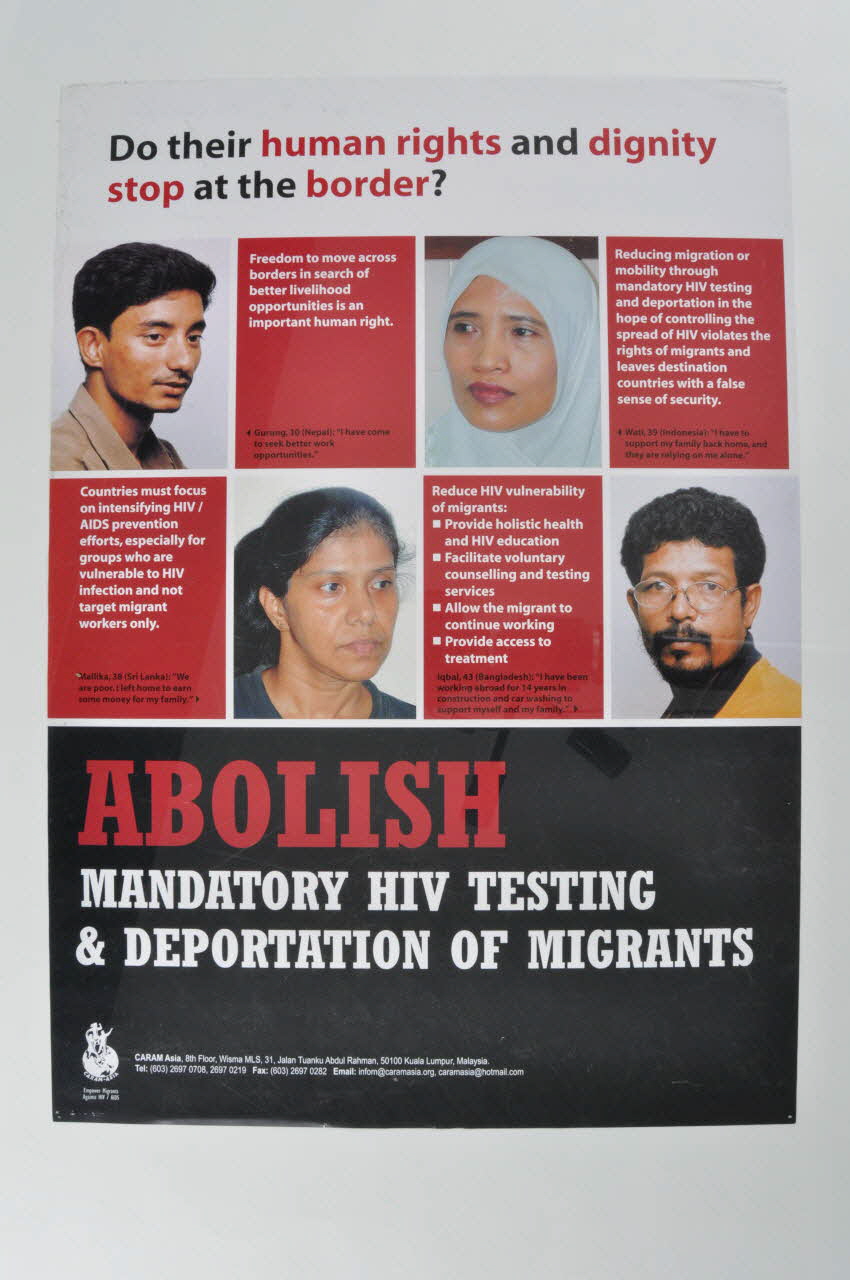 Caram Asia affiche "Do the human rights and dignity stop at the border ? / Abolish mandatory HIV testing and deportation of migrants" (Est-ce que les droits humains et la dignité s'arrêtent à la frontière ? / Abolissez le dépistage obligatoire du VIH et la déportation des migrants) International 2004 2004.207.2 Photo Mucem