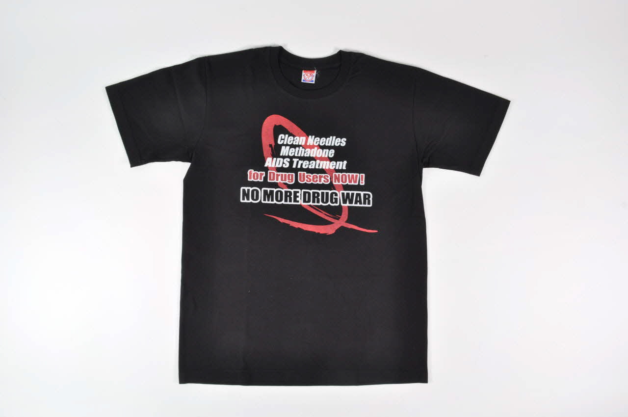 Thai Drug Users Network tee-shirt "Clean needles, methadone, AIDS treatment for drug Uses Now. No more drug war" International 2004 2004.207.201 Photo Mucem