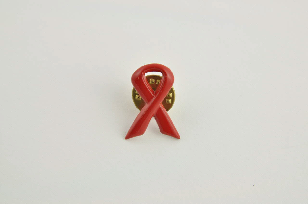 pin's Pin's  ruban rouge 2003.125.601.1-2 Photo Mucem