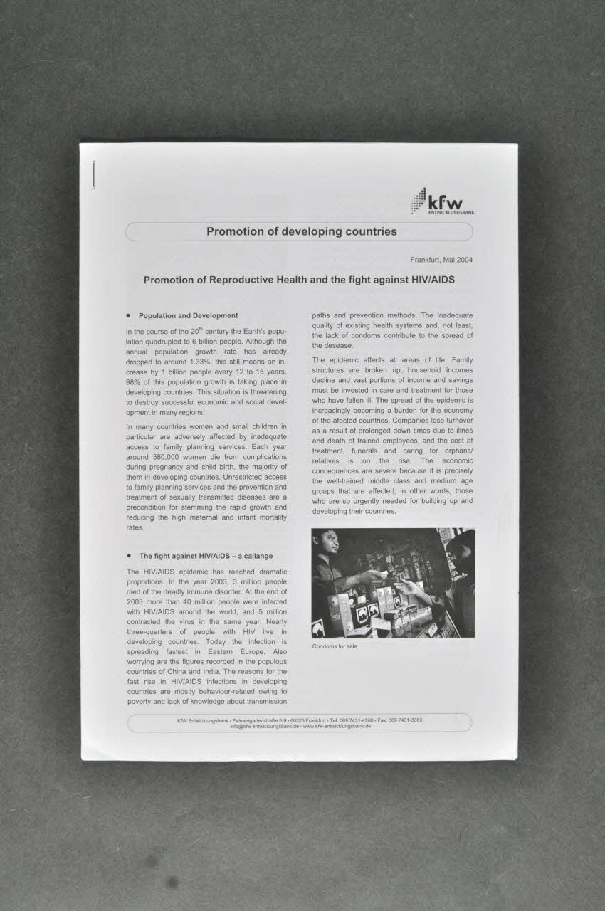 Kfw Entwicklungsbank tract Tract. Promotion of developing countries / Promotion of reproductive health and the fight against HIV /AIDS (Promotion des pays en voie de développement / Promotion de la santé reproductive et combat contre le VIH/Sida) International 2004 2004.207.207 Photo Mucem