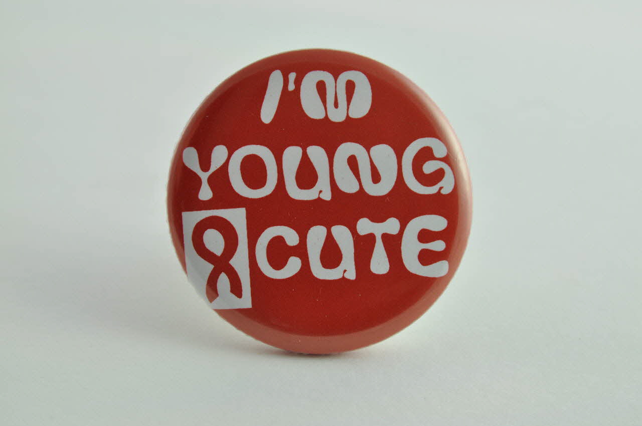 Xv° Conférence Internationale badge "I'm young and cute" (Je suis jeune et mignon) International 2004 2004.207.22 Photo Mucem