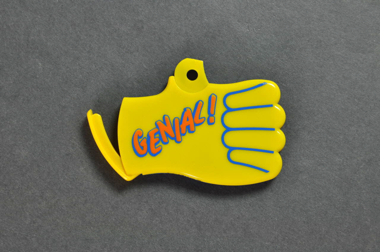 Porte préservatif main avec d'un côté : "Génial !" et de l'autre côté : "Ca tombe pile, je suis tranquille !" 2003.125.612 Photo Mucem