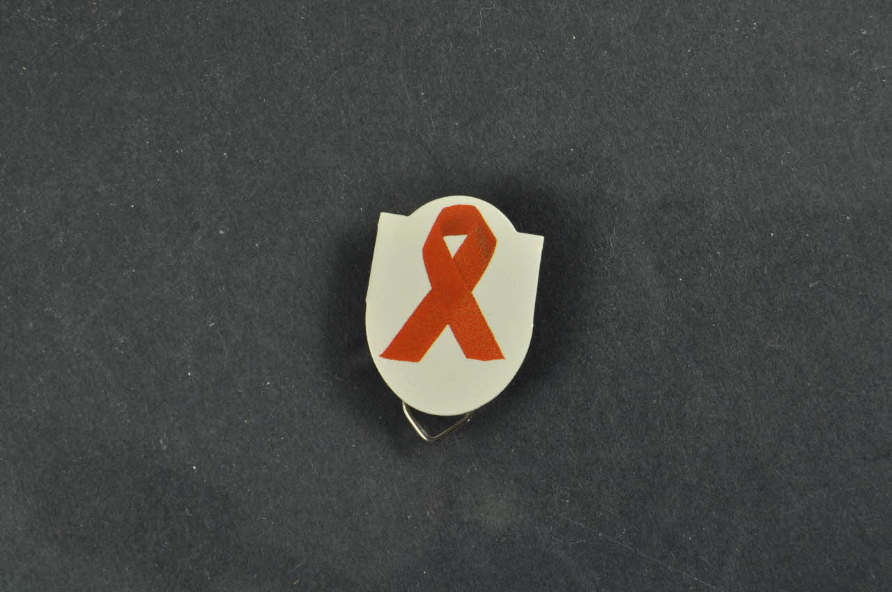 Porte préservatif Porte préservatif ruban rouge 2003.125.613 Photo Mucem