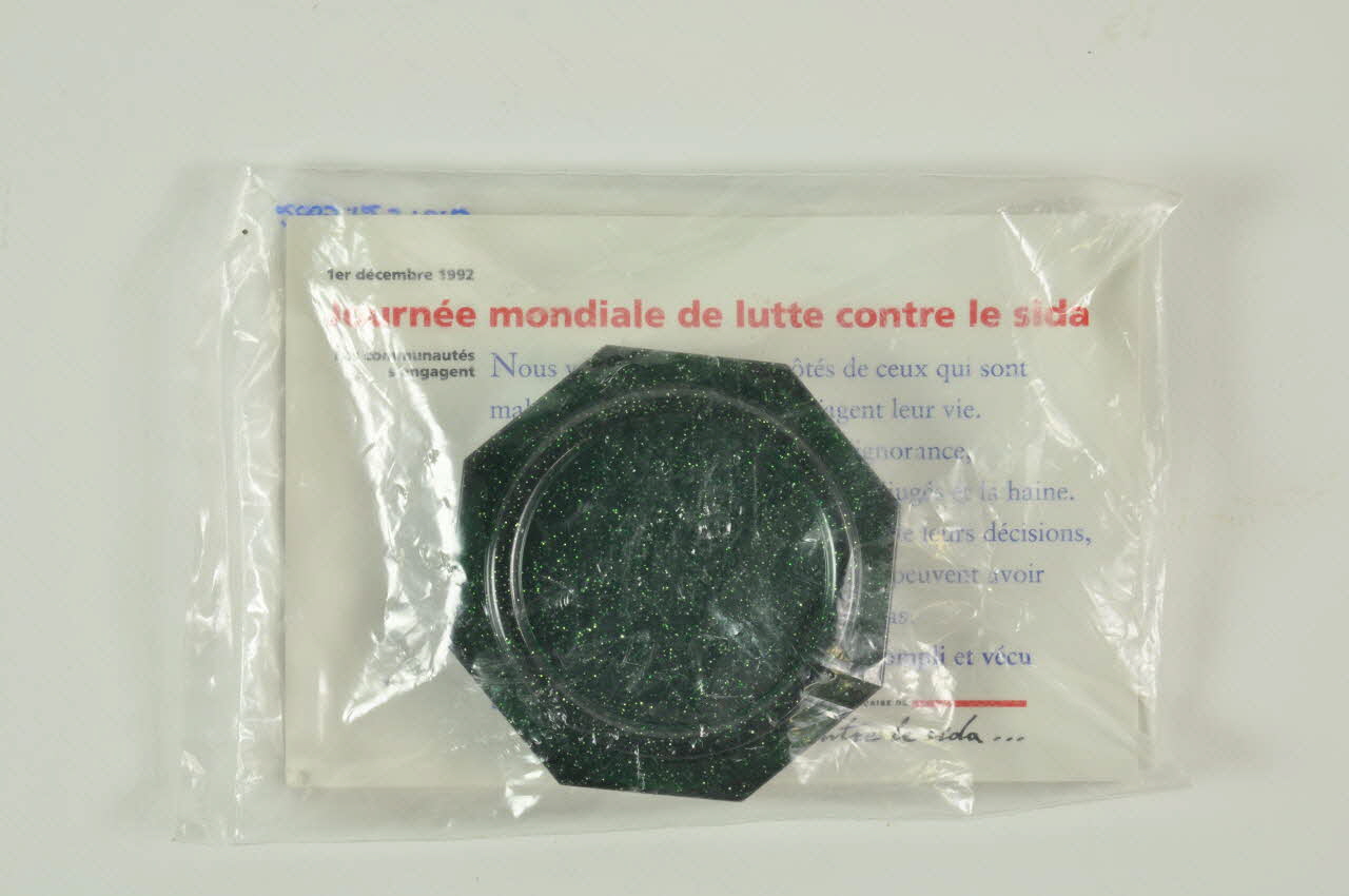 AFLS (Agence Française De Lutte Contre Le Sida) Porte préservatif "1er décembre 1992. Journée mondiale de lutte contre le sida. Les communautés s'engagent" France 1992 2003.125.618 Photo Mucem