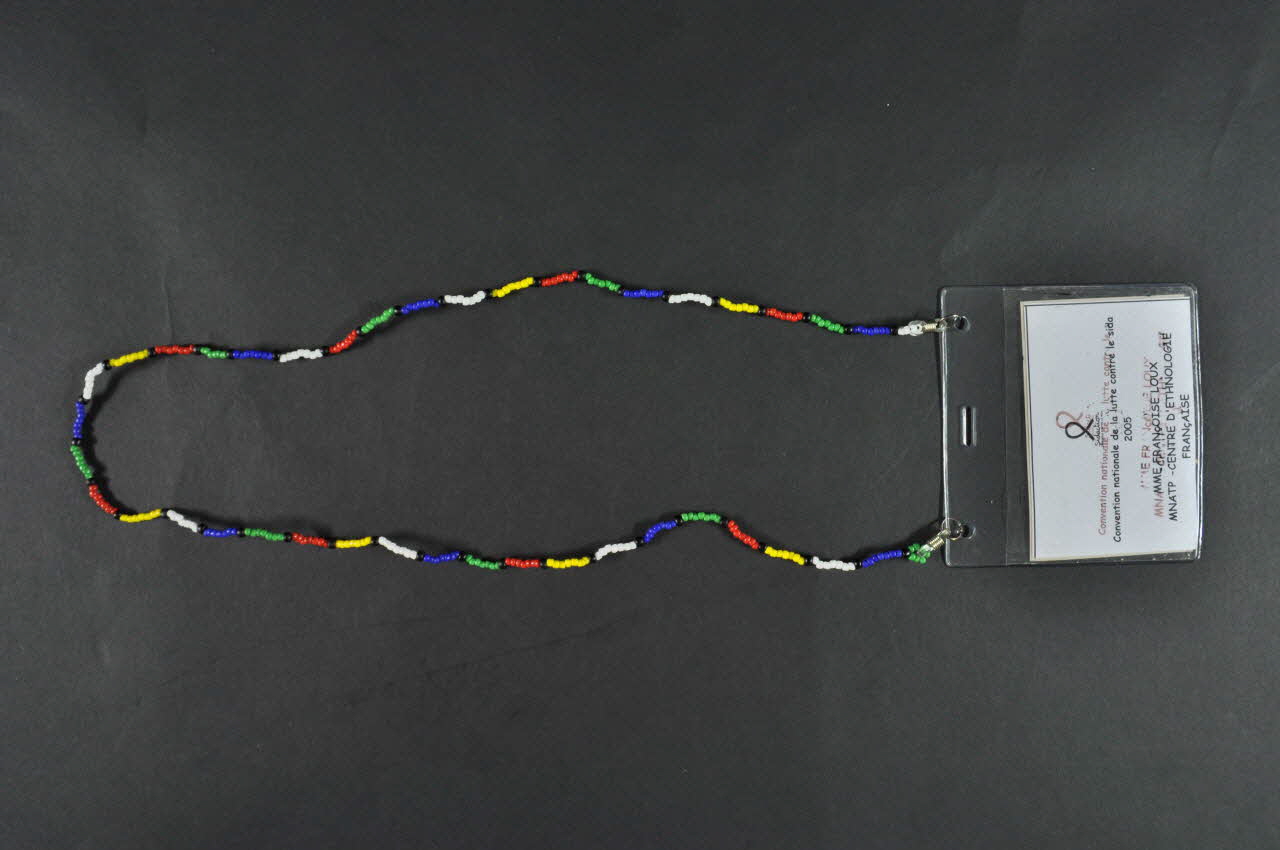 Sidaction, Positive Beadwork Project Badge à porter au cou France 2005 2005.197.35.1-3 Photo Mucem