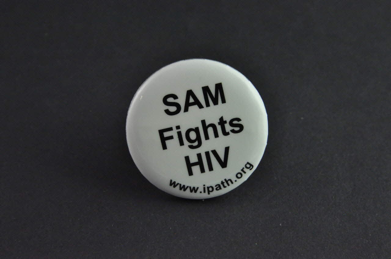 Ipath badge "SAM fights HIV" (l'aspirine combat le VIH) International 2004 2004.207.23 Photo Mucem
