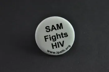 Ipath badge "SAM fights HIV" (l'aspirine combat le VIH) International 2004 2004.207.23  Photo Mucem