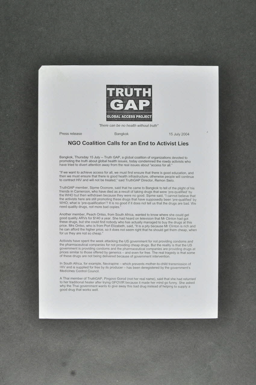 Truth Gap tract "NGO coalition calls for an end to activist lies" (Une ONG appelle à la fin des mensonges des activistes) International 2004/7 2004.207.235 Photo Mucem