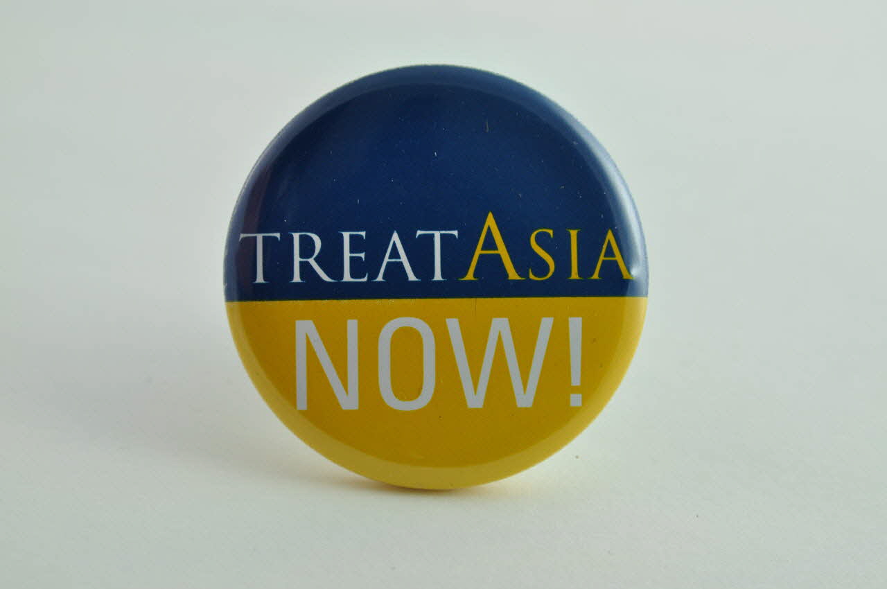 Xv° Conférence Internationale badge "Treat Asia Now" (Des traitements pour l'Asie maintenant) International 2004 2004.207.24 Photo Mucem
