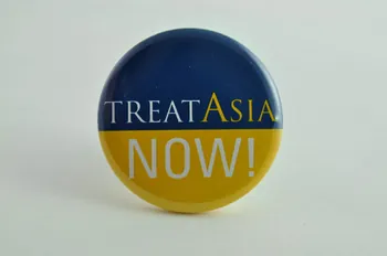 Xv° Conférence Internationale badge "Treat Asia Now" (Des traitements pour l'Asie maintenant) International 2004 2004.207.24  Photo Mucem