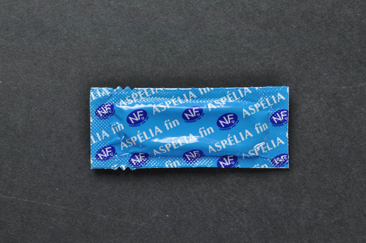 Aspelia Etui de préservatif Etui de préservatif  bleu "Aspelia fin" France 2000 2003.125.632 Photo Mucem