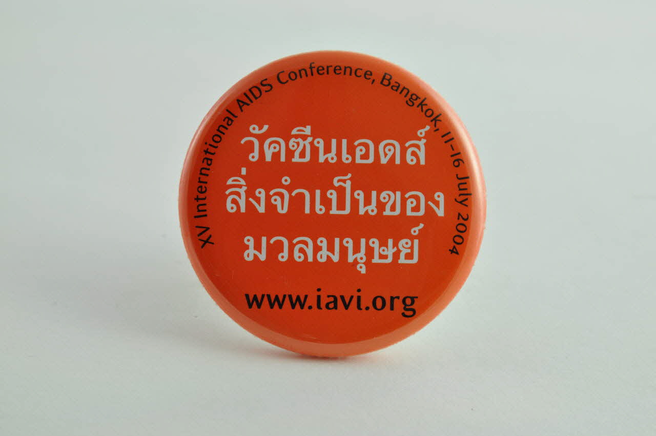 International Aids Vaccine Initiative badge "Le monde a besoin d'un vaccin contre le sida" (en thailandais) International 2004 2004.207.25 Photo Mucem