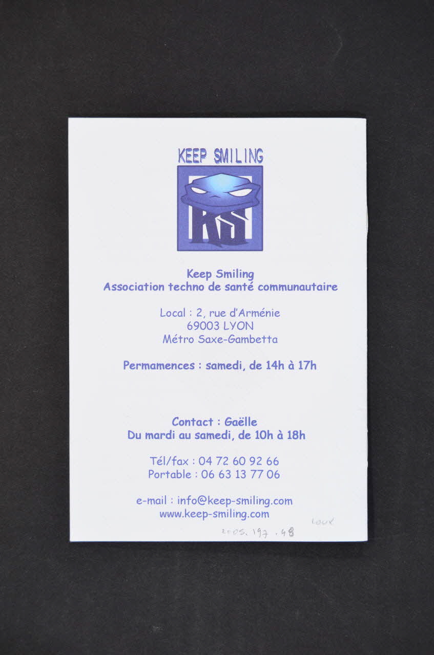 BROCHURE "Keep smiling" (Continuez à sourire) 2005.197.48 Photo Mucem