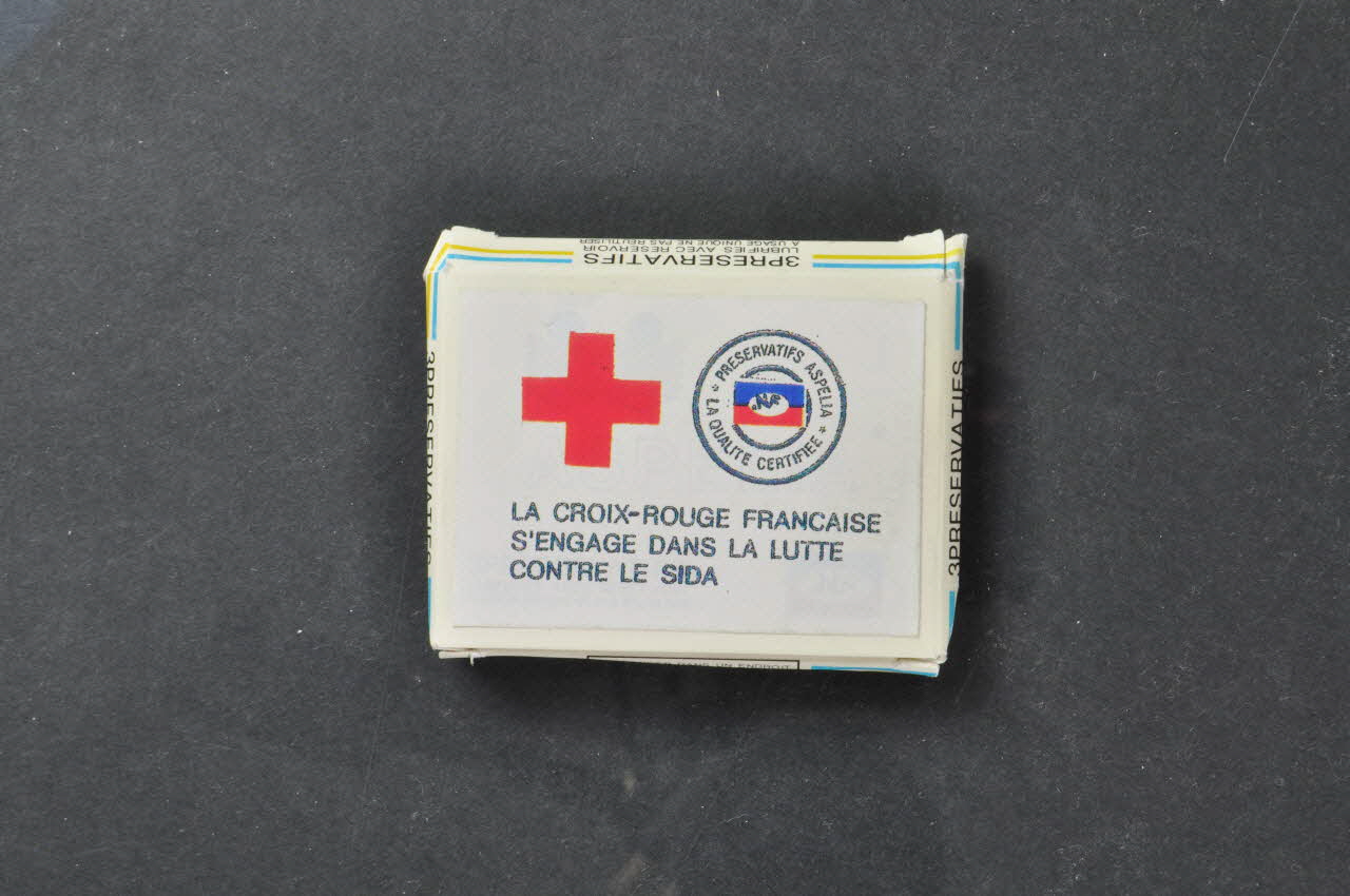 Croix Rouge Française boîte Emballage de préservatif "La Croix-Rouge Française s'engage dans la lutte contre le Sida" France 1997 2003.125.647.1 Photo Mucem