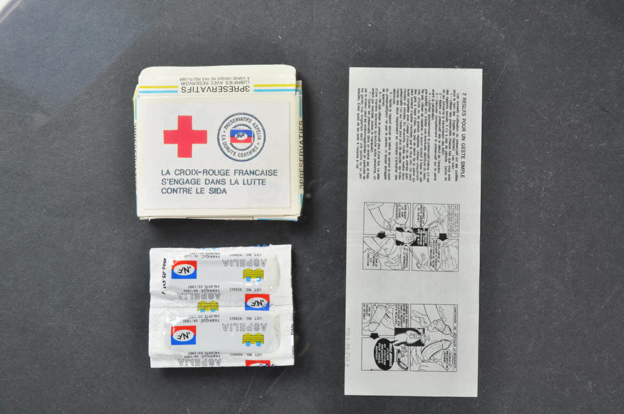 Croix Rouge Française boîte Emballage de préservatif "La Croix-Rouge Française s'engage dans la lutte contre le Sida" France 1997 2003.125.647.1 Photo Mucem