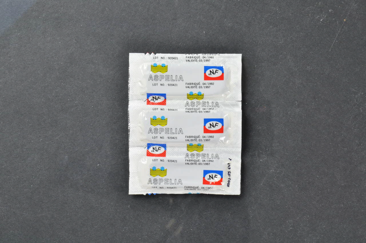 Croix Rouge Française Préservatif Emballage de préservatif "La Croix-Rouge Française s'engage dans la lutte contre le Sida" France 1997 2003.125.647.2 Photo Mucem