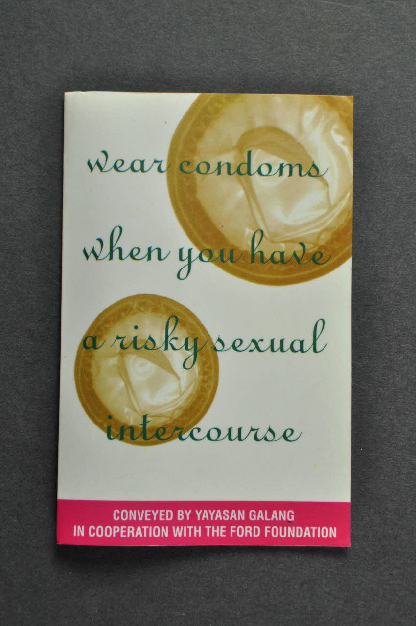 Emballage de préservatif "Wear condoms when you have a risky sexual intercourse" (Portez des préservatifs quand vous avez des rapports sexuels à risque" 2003.125.648 Photo Mucem