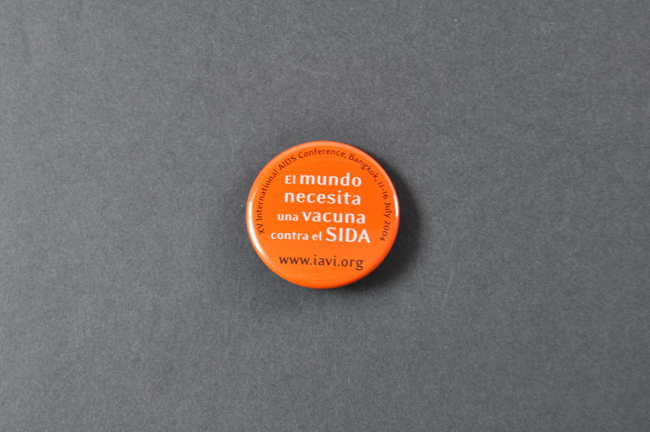 International Aids Vaccine Initiative badge El mundo necesita una vacuna contra el SIDA  (Le monde a besoin d'un vaccin contre le sida) International 2004 2004.207.27 Photo Mucem