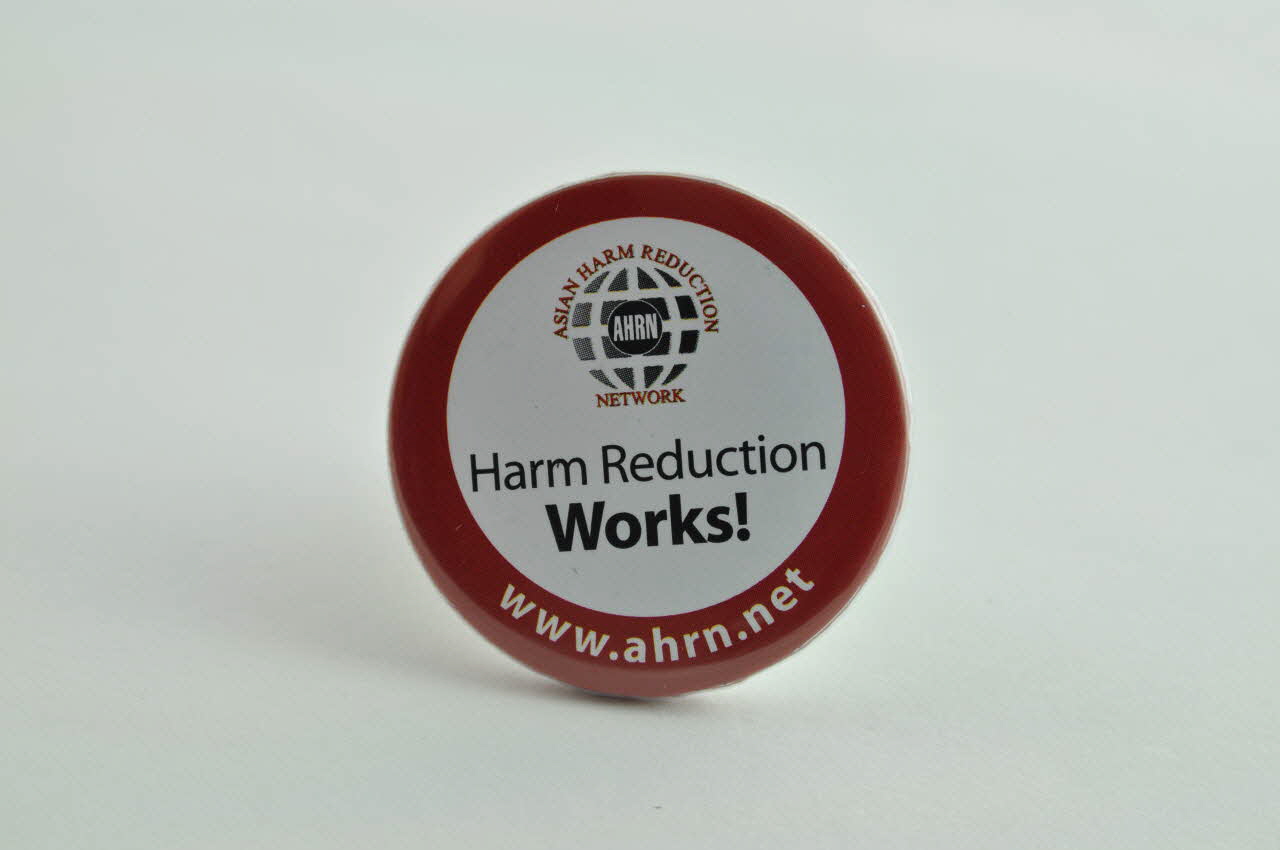 Asian Harm Reduction Network badge Harm Reduction. Works ! (La réduction des risques ça marche !) International 2004 2004.207.28 Photo Mucem