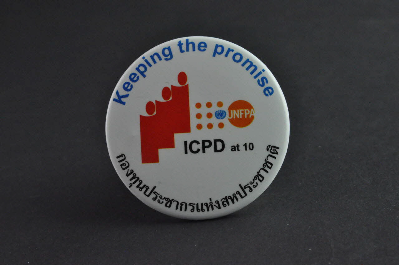UNFPA badge Keeping the promise (Tenir la promesse) International 2004 2004.207.29 Photo Mucem