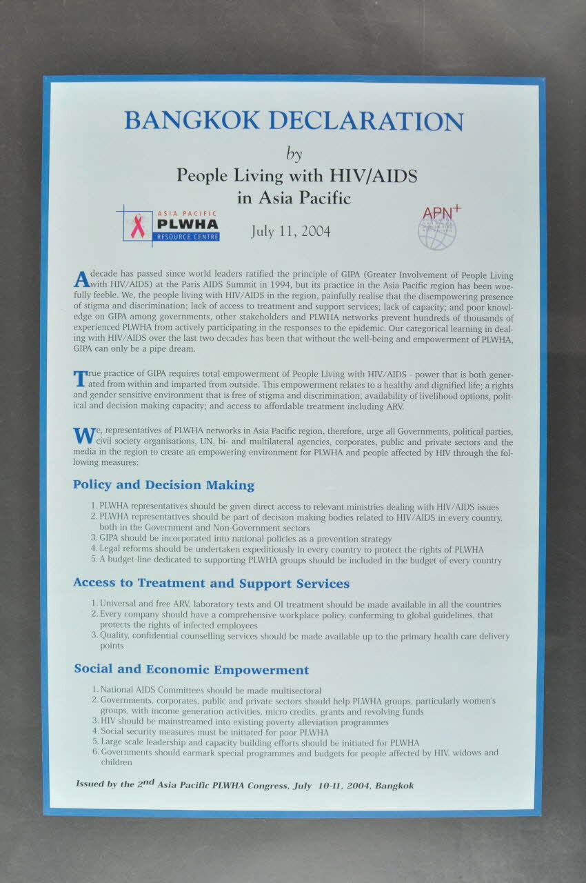 Asia Pacific Plwha Resource Center, Apn+ affiche "Bangkok declaration by people living with HIV/AIDS in Asia Pacific" (La déclaration de Bangkok des personnes vivant avec le VIH/Sida dans la région de l'Asie et du Pacifique) International 2004/7 2004.207.3 Photo Mucem