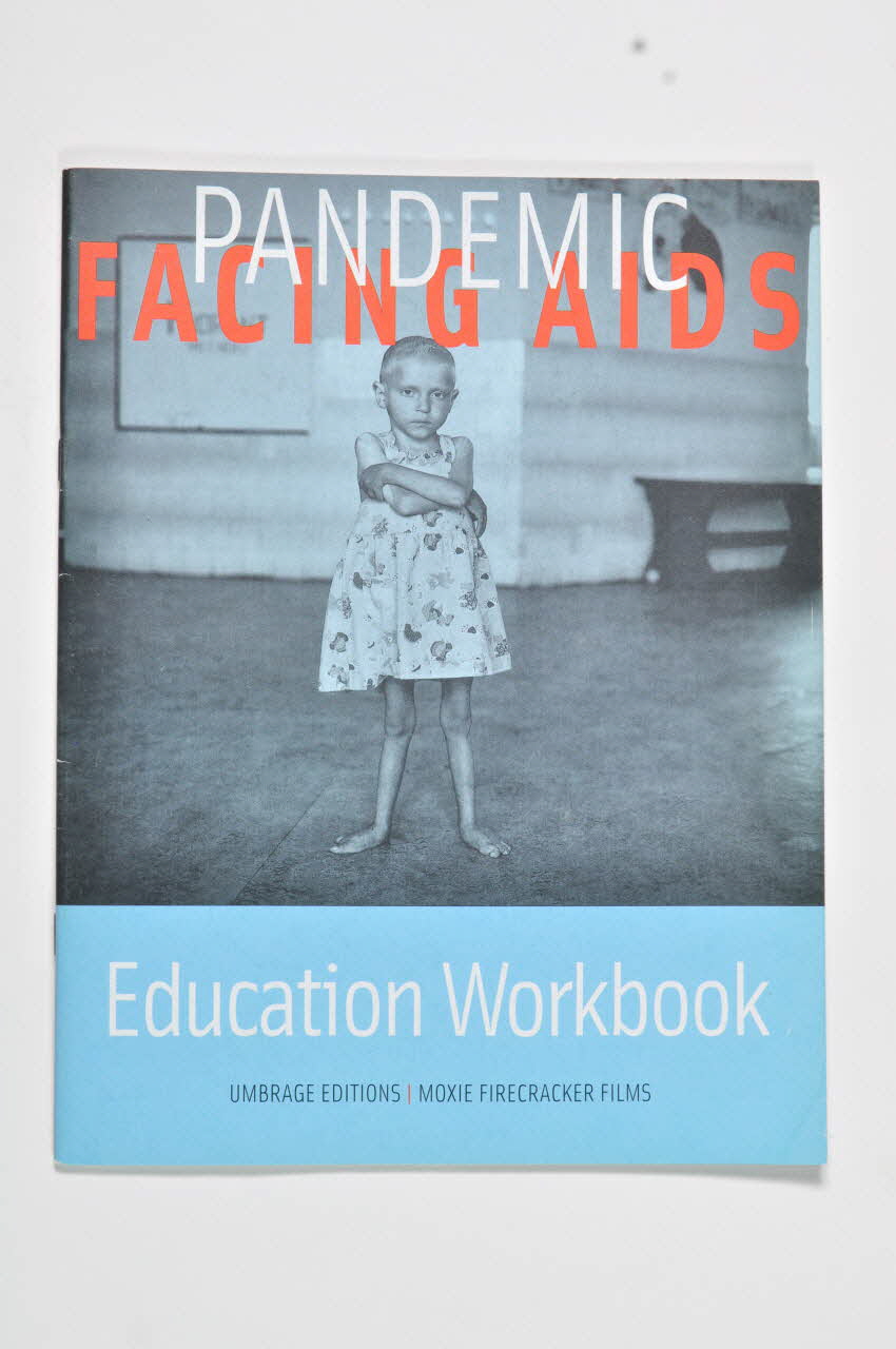 BROCHURE Pandemic facing AIDS. Education workbook 2004.207.35 Photo Mucem