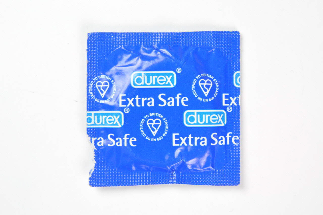 Durex Préservatif "Durex Extra safe " Grande Bretagne 2002/7 2003.125.662 Photo Mucem