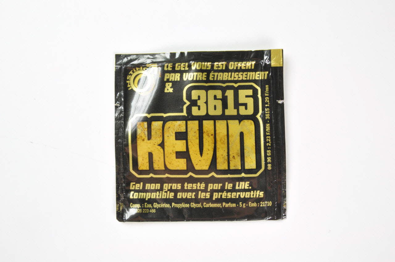 Enveloppe de gel lubrifiant "Glisse entre mecs" (doré) 2003.125.685 Photo Mucem