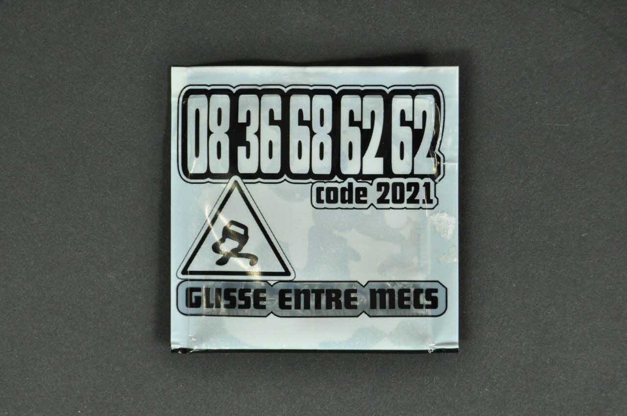 Enveloppe de gel lubrifiant "Glisse entre mecs" (gris) 2003.125.686 Photo Mucem