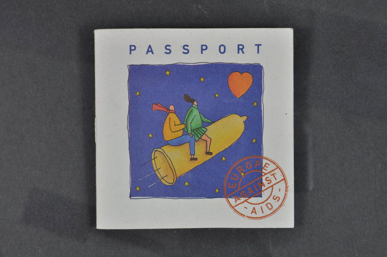 Europe Against Aids Etui de préservatif "Passport". Au dos : "Enfin 3 préservatifs pour 20 francs" France 2000 2003.125.687 Photo Mucem