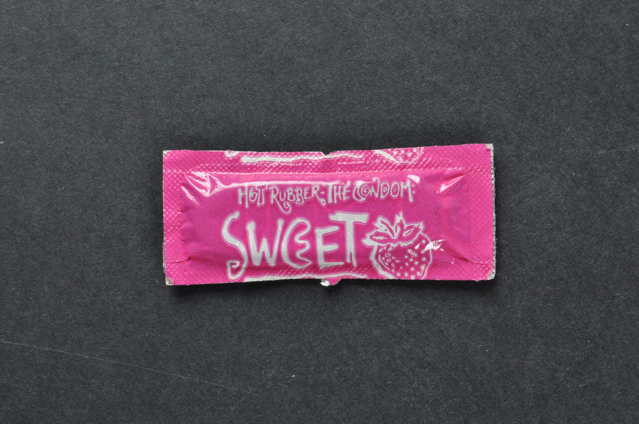 Préservatif " Hot Rubber - The Condom. Sweet" (Sucré) 2003.125.689 Photo Mucem