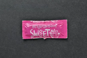 Préservatif " Hot Rubber - The Condom. Sweet" (Sucré) 2003.125.689 Photo Mucem