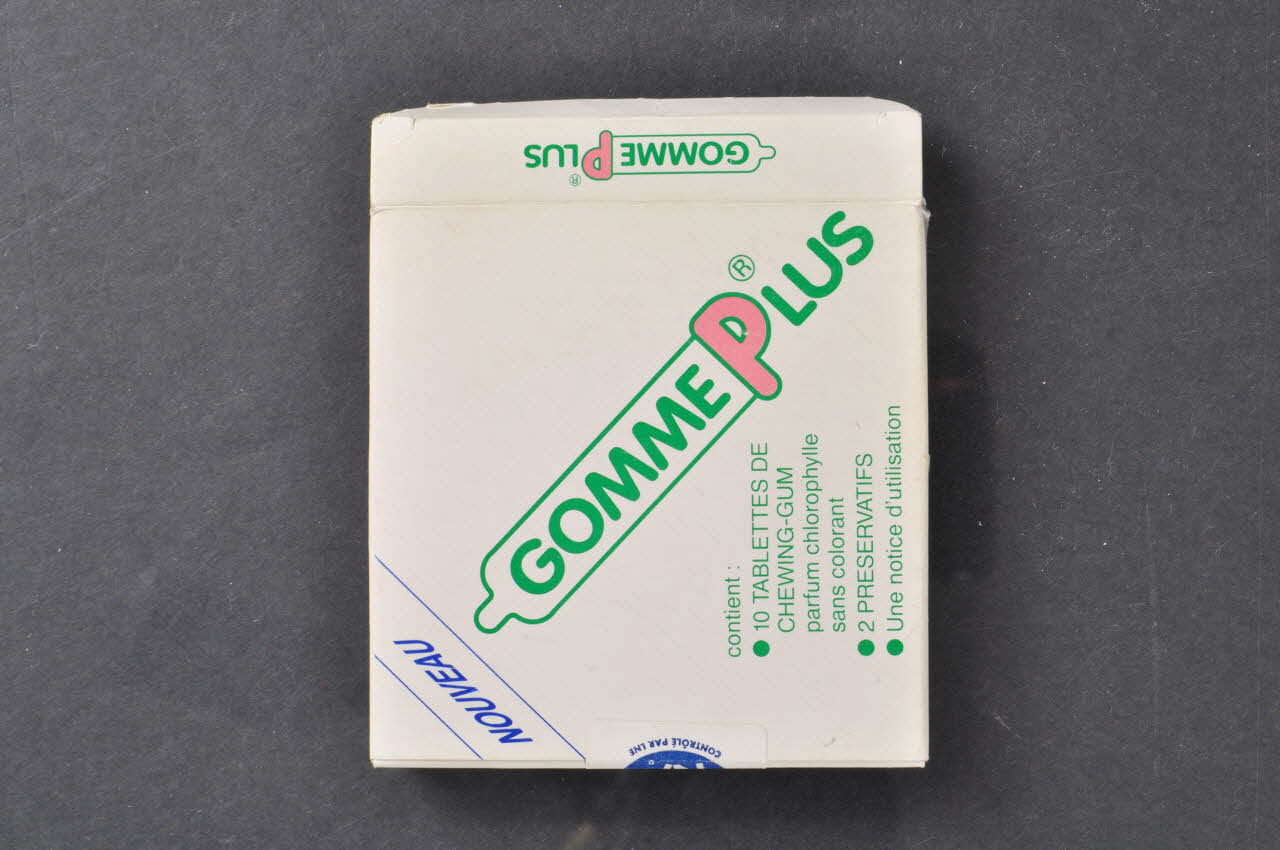 Gomme Plus Emballage de préservatif Emballage de 2 préservatifs  et 10 tablettes de Chewing-gum "Gomme Plus " France 1999 2003.125.690.1 Photo Mucem