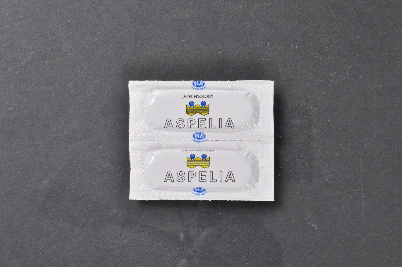 Gomme Plus Préservatif Emballage de 2 préservatifs  et 10 tablettes de Chewing-gum "Gomme Plus " France 1999 2003.125.690.2 Photo Mucem