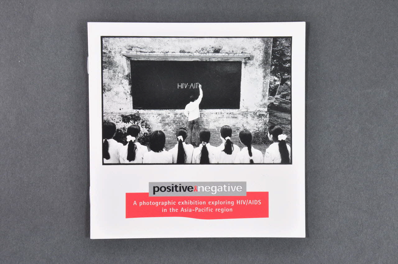 Ausaid Australie BROCHURE "Positive & negative. A photographic exhibition exploring HIV/AIDS in the Asia-Pacific region" (Positif et négatif. Une exposition photographique explorant la question du VIH/sida dans la région de l'Asie et du Pacifique) International 2003/12 2004.207.56 Photo Mucem