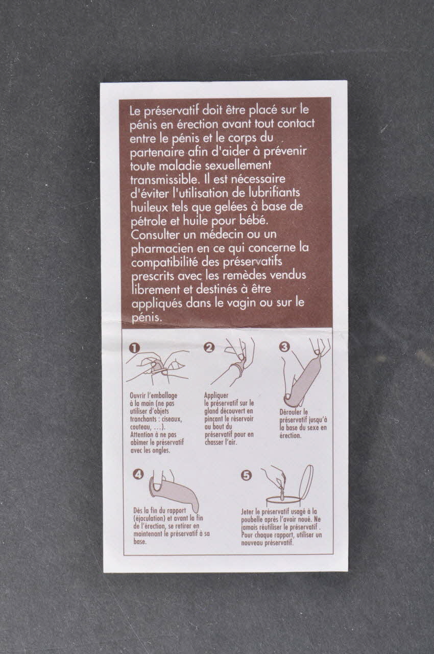 Gomme Plus notice Emballage de 2 préservatifs  et 10 tablettes de Chewing-gum "Gomme Plus " France 1999 2003.125.690.4 Photo Mucem