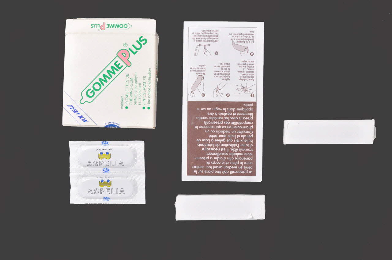 Gomme Plus notice Emballage de 2 préservatifs  et 10 tablettes de Chewing-gum "Gomme Plus " France 1999 2003.125.690.4 Photo Mucem