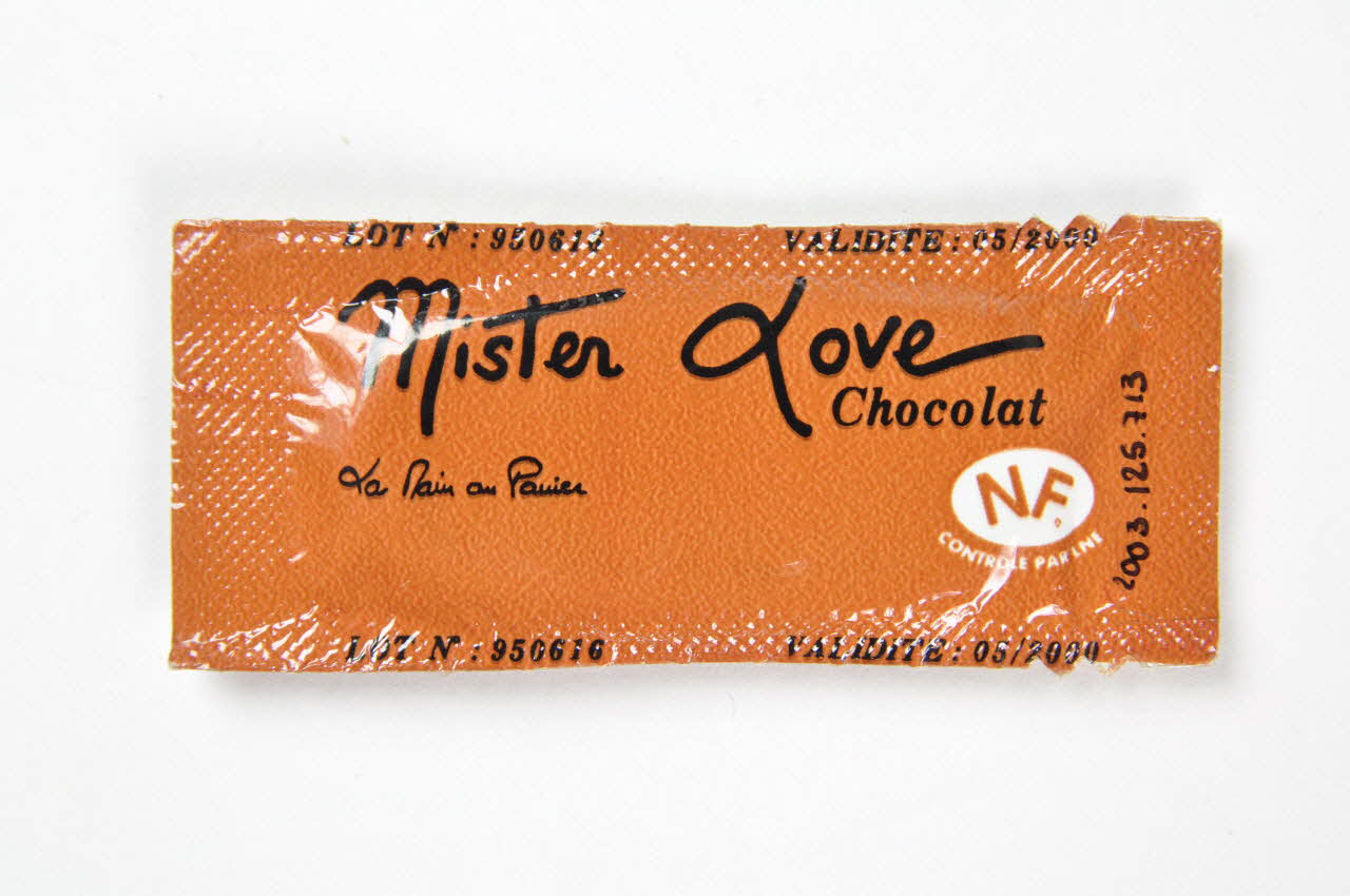 La Main Au Panier Préservatif "Mister Love Chocolat " France 2000 2003.125.713 Photo Mucem