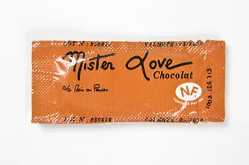 La Main Au Panier préservatif "Mister Love Chocolat " France 2000 2003.125.713  Photo Mucem
