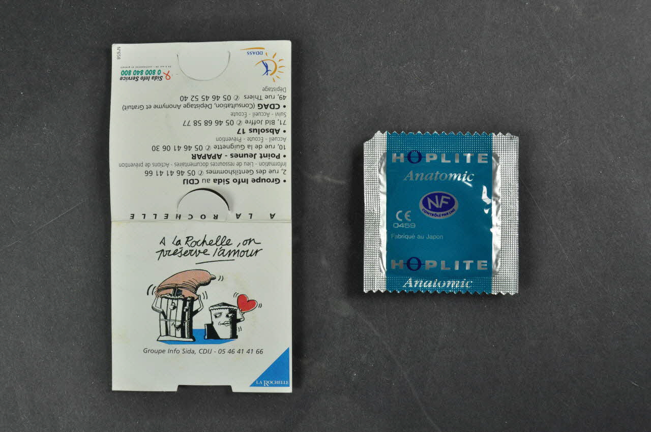 La Rochelle, Collectif Associatif Emballage de préservatif "A la Rochelle, on préserve l'amour" France 2004 2003.125.714.1-2 Photo Mucem