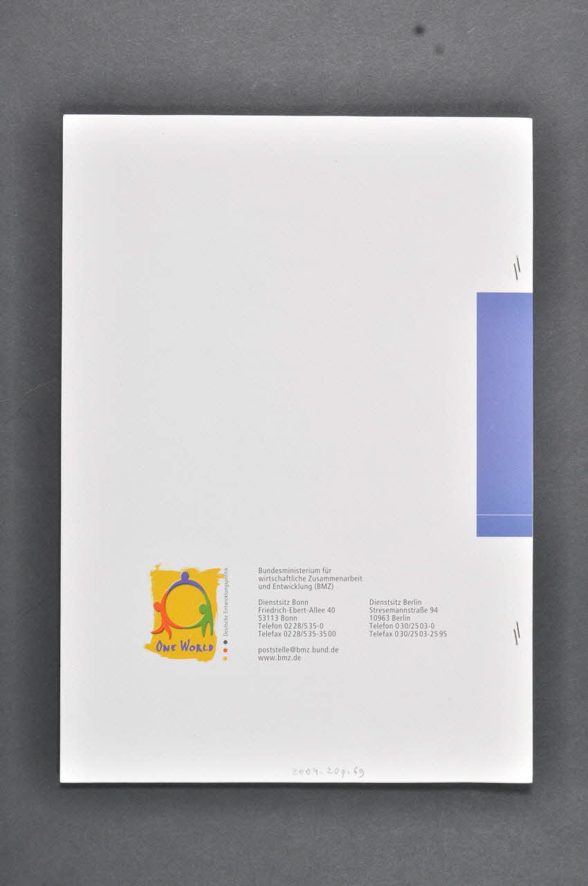 Federal Ministry To Economic Cooperation And BROCHURE "BMZ Special n° 89 . Towards halving poverty. Second interim report on the implementation of the programme of action 2015" (Vers la lutte contre la pauvreté. Deuxième rapport intermédiaire sur l'implantation du programme d'action 2015) Allemagne 2004/1 2004.207.69 Photo Mucem