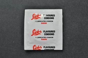 Préservatif "Licks Flavoured Condoms. Banana" (Préservatifs parfumés : Banane) 2003.125.719 Photo Mucem