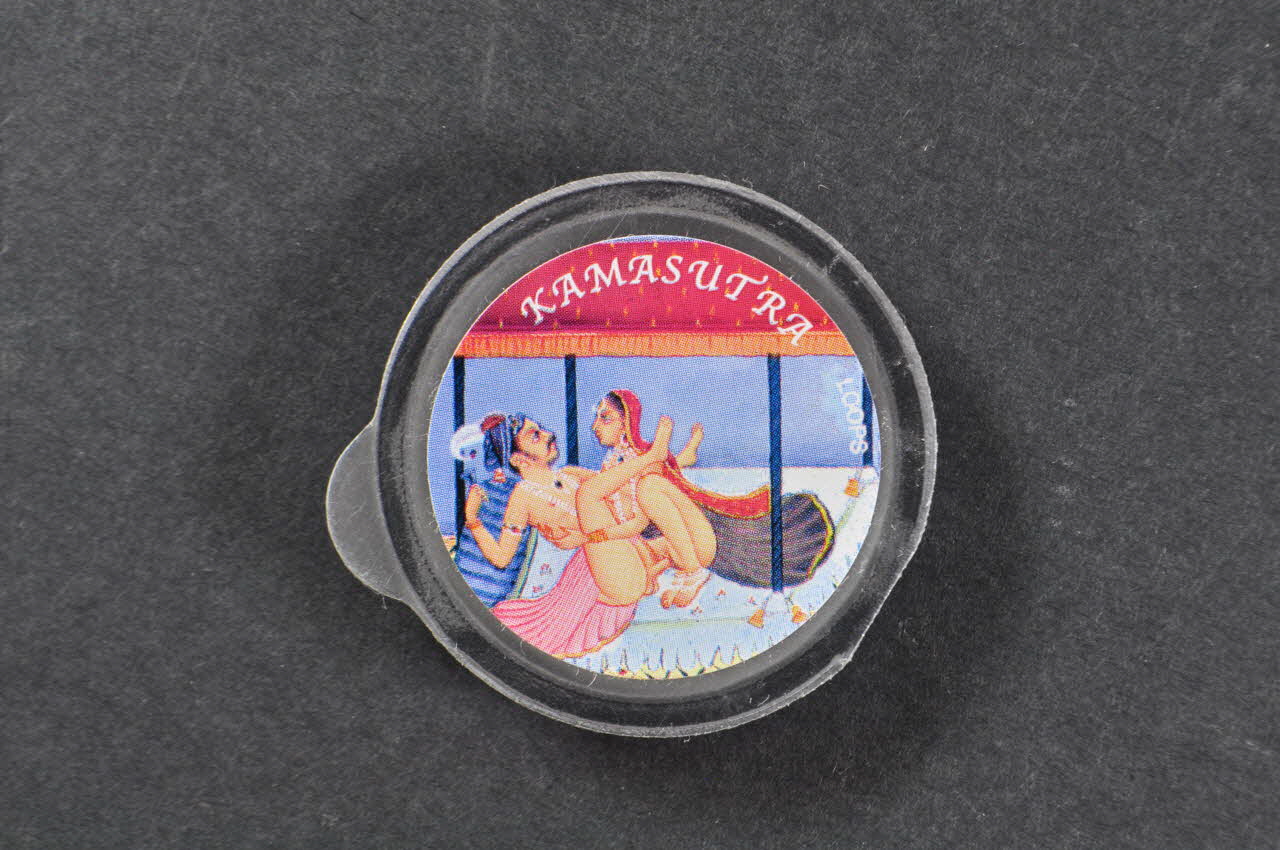 Loops Préservatif Etui de préservatif  et gel kamasutra 03 France 2007 2003.125.724 Photo Mucem