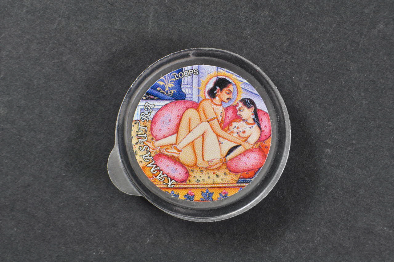 Loops Préservatif Etui de préservatif  et gel kamasutra 06 France 2007 2003.125.727 Photo Mucem