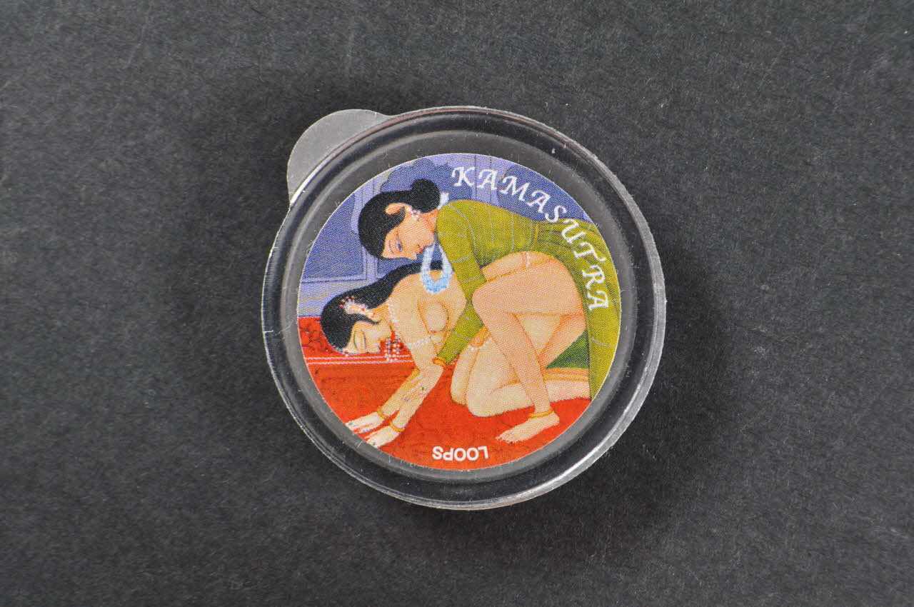Loops Préservatif Etui de préservatif  et gel kamasutra 09 France 2007 2003.125.730 Photo Mucem